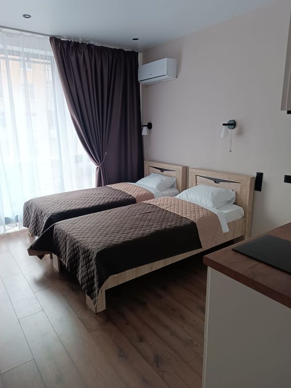 Трёхместный номер с 2 отдельными кроватями и креслом-кроватью