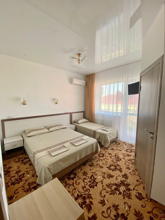 Трёхместный номер уютная комната с удобными кроватями