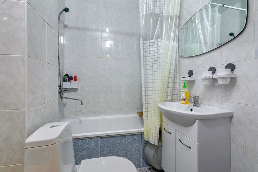 Небольшая, но полноценная ванная комната.