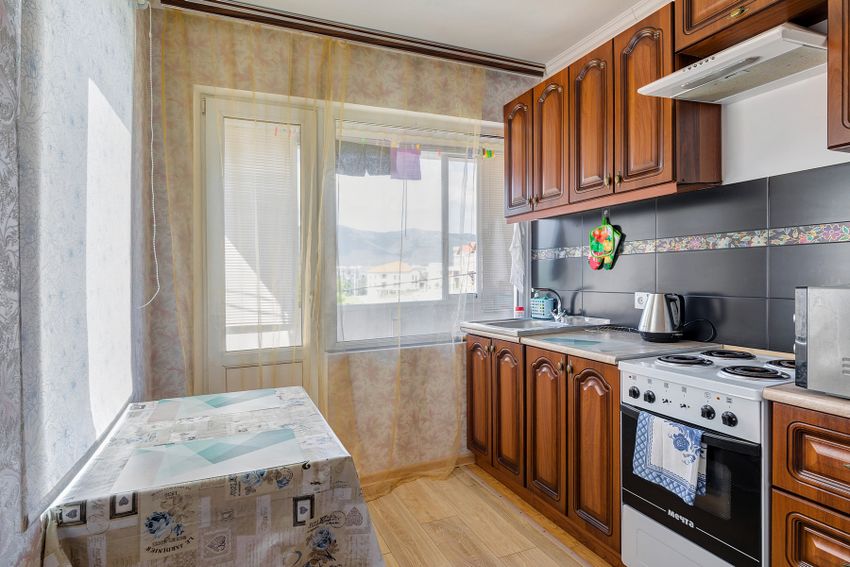 Небольшая, но уютная кухня, проход на застеклённый балкон.