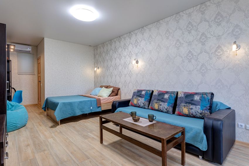 Вид от входа на раскладной диван и кровать.