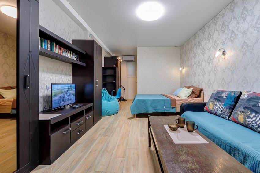 Общий вид на комнату, вместительная мебель большой вместимости, складной диван, кровать и места для отдыха.