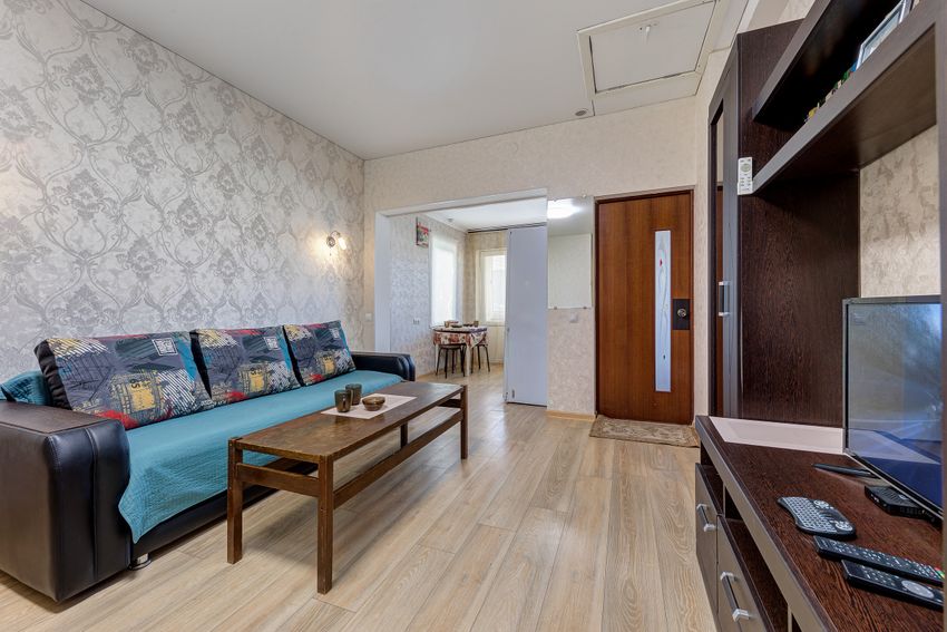 Вид на раскладной диван и проход на кухню.