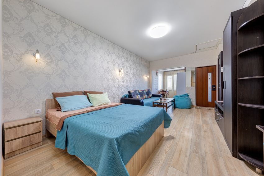 Вид на кровать, раскладной диван и проход на кухню.