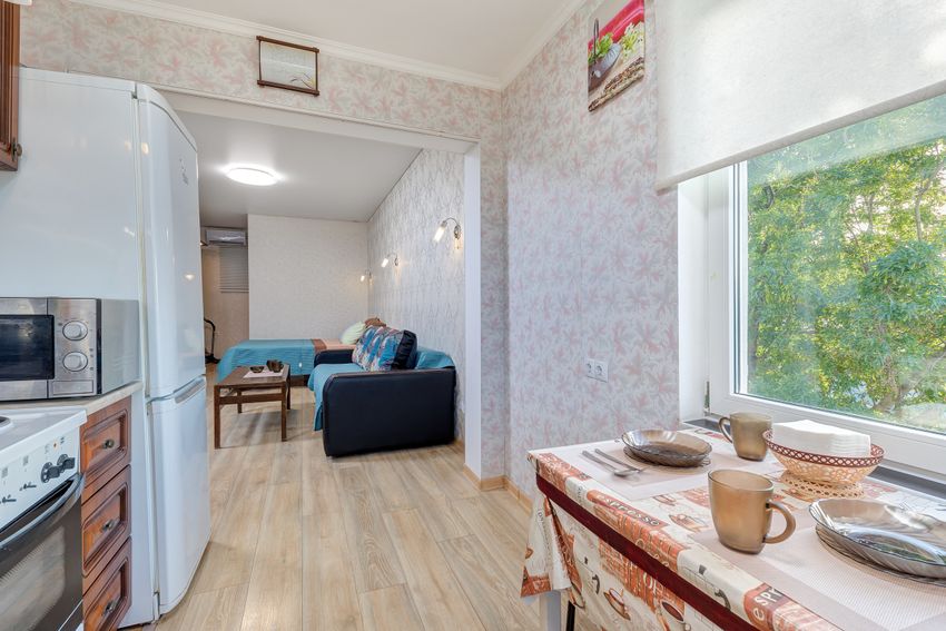 Небольшая, но уютная кухня, проход в большую комнату.