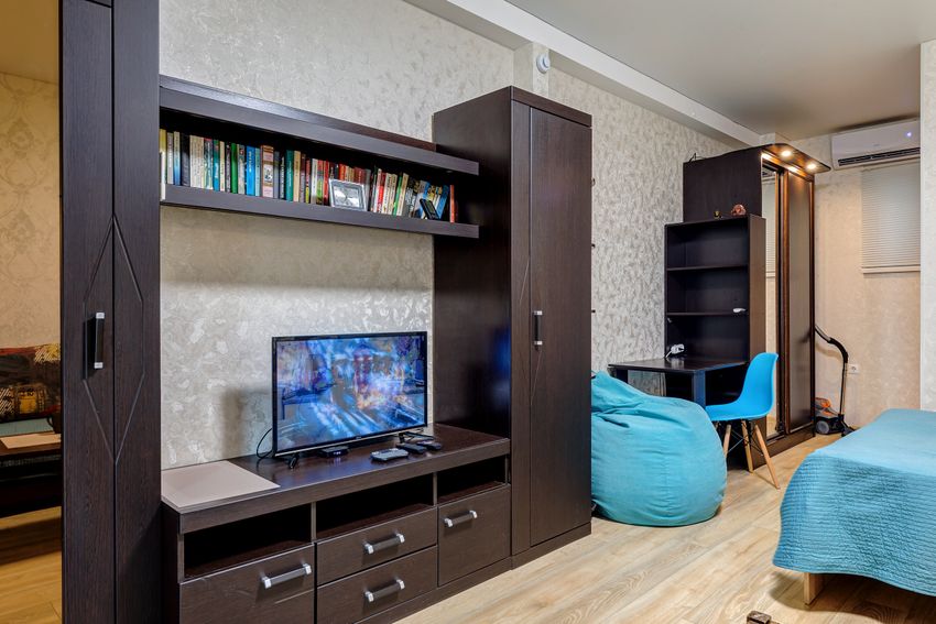 Вместительна мебель, с небольной библиотекой, и местом для работы.