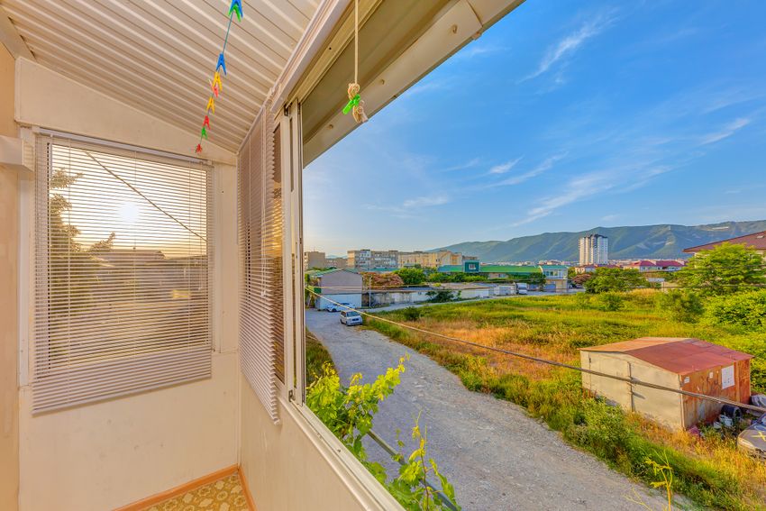 Уютный балкон с красивым видом на горы.