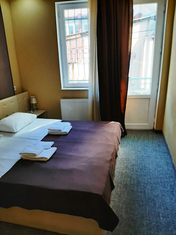 Четырёхместный номер ЧЕТЫРЕХМЕСТНЫЙ НОМЕР С ОДНОЙ ДВУСПАЛЬНОЙ КРОВАТЬЮ И ДВУМЯ ОДНОСПАЛЬНЫМИ КРОВАТЯМИ ИЛИ 4 ОДНОСПАЛЬНЫМИ КРОВАТЯМИ