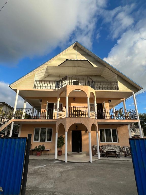 Трёхместный номер эконом с видом на горы