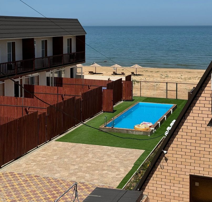 Дом коттедж на первой линии у бассейна