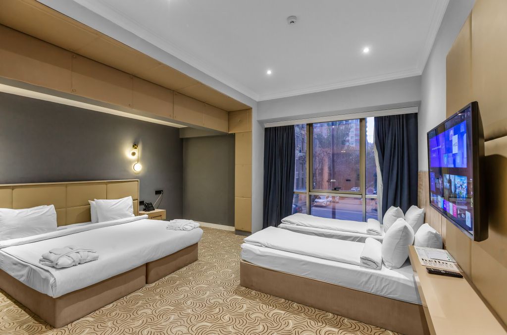 Четырёхместный номер улучшенный с видом на город