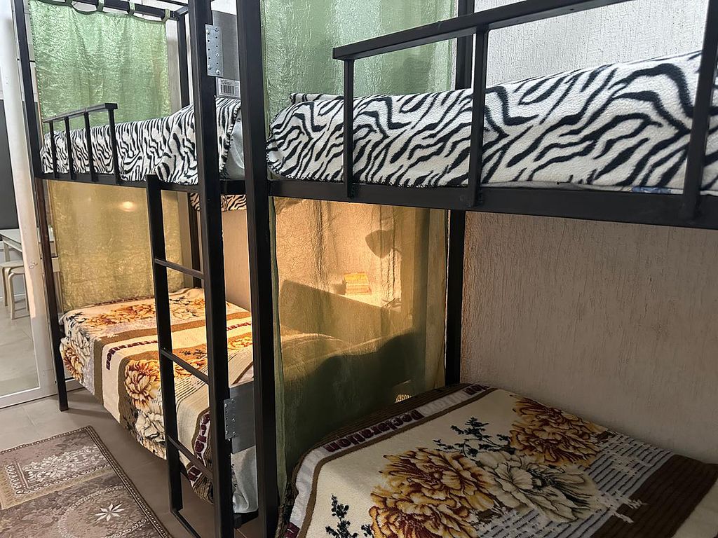 Многоместный мужской номер эконом (душ/туалет общий)