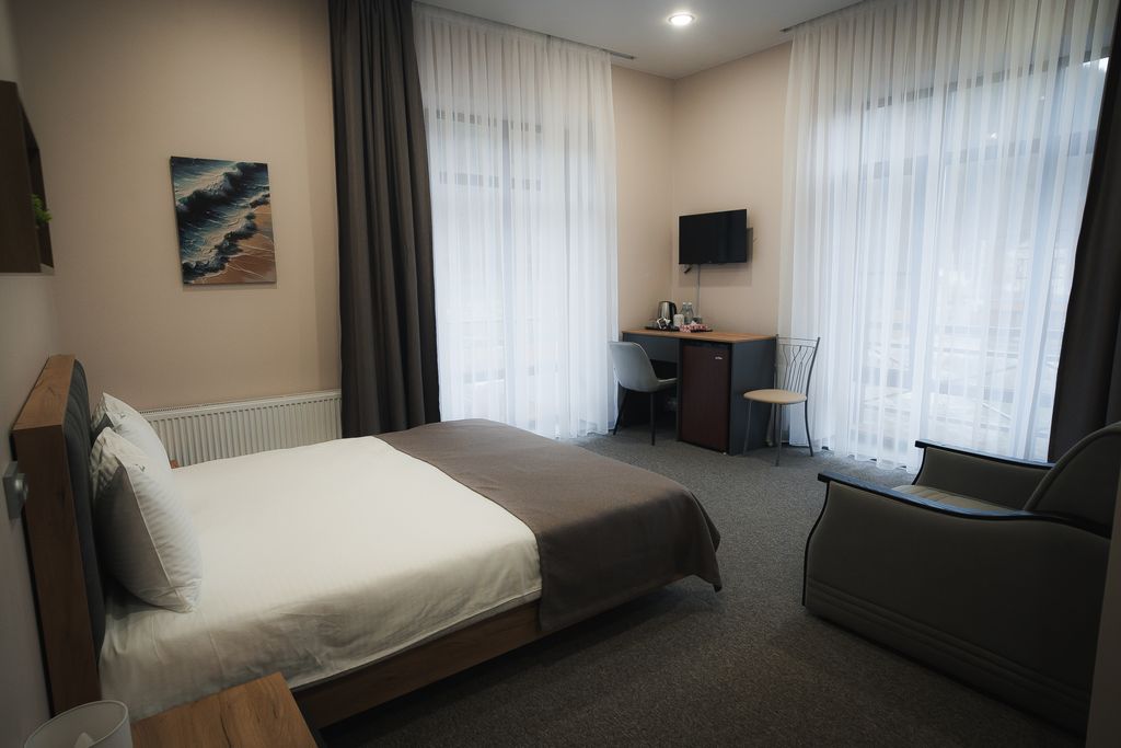 Трёхместный номер улучшенный с видом на горы