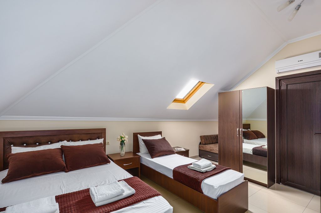 Трёхместный номер на мансарде + доп