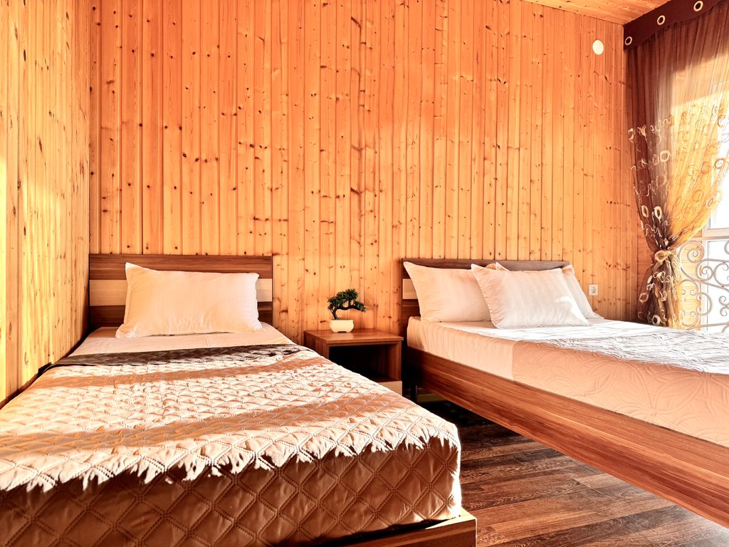 Трёхместный номер мансардный номер с видом на море