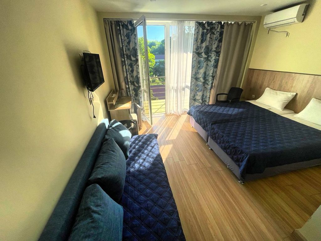 Трёхместный номер люкс с видом на море