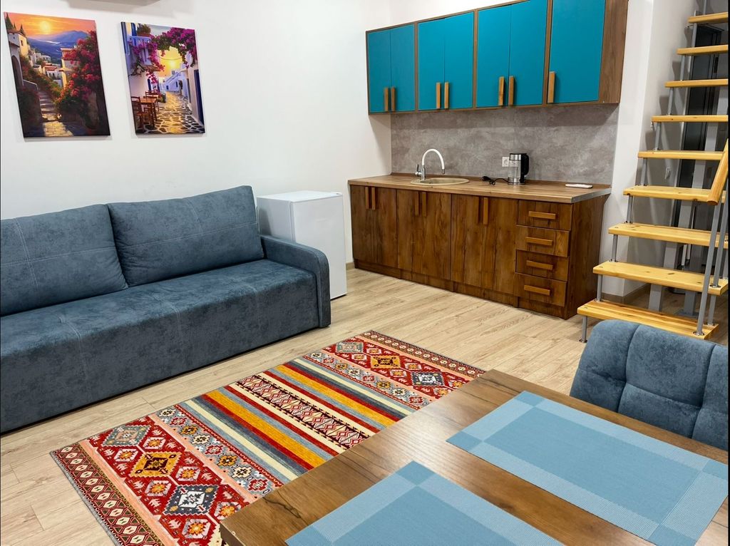 Четырёхместный номер двухуровневый апартамент-премиум c собственной зоной отдыха на крыше и видом на бассейн