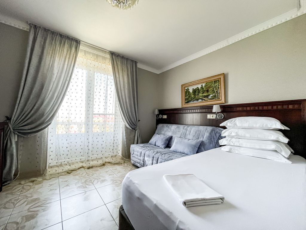 Трёхместный номер корпус 1 - полулюкс с балконом