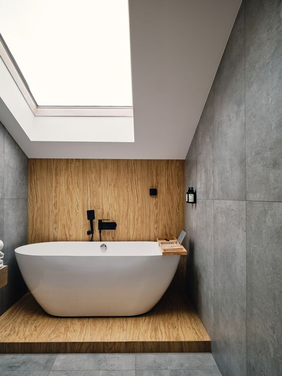 Четырёхместный номер Люкс с ванной, мансардными окнами, кроватью размера king-size, мини-кухней