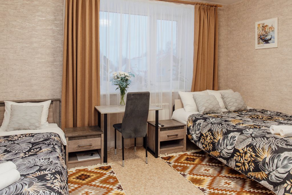 Трёхместный номер улучшенный с 1 односпальной и 1 двуспальной кроватью