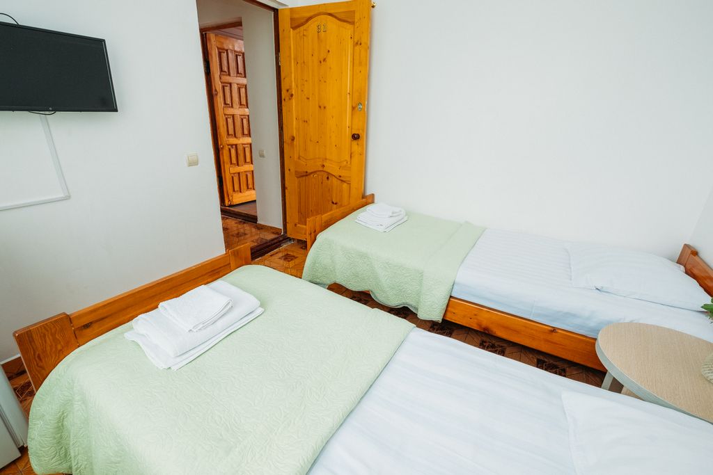 Семейный номер Семейный двухкомнатный с мини-кухней до 5 мест