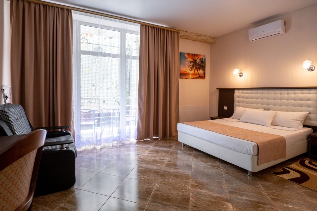 Семейный номер с диваном