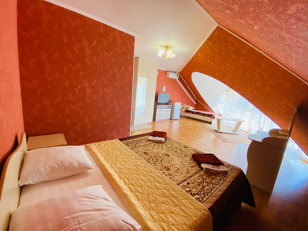 Трёхместный номер мансарда без балкона