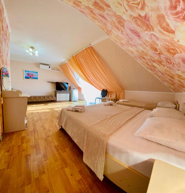 Трёхместный номер мансарда с балконом