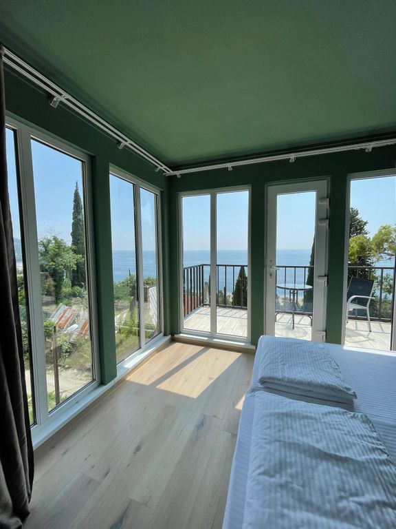 Четырёхместный номер двухкомнатный номер с видом на море