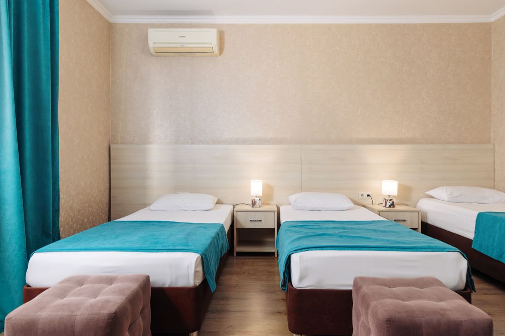 Четырёхместный номер Комфорт с тремя раздельными кроватями и балконом до 4 гостей