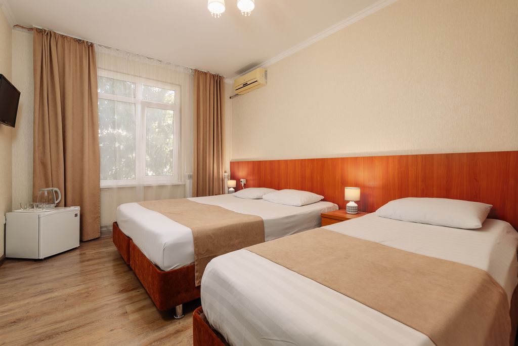 Трёхместный номер стандарт с двуспальной и одной односпальной кроватью до 3 гостей