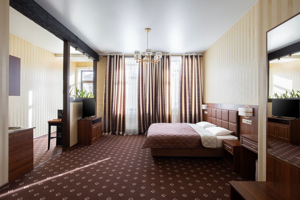 Апартаменты с просторной спальней, обеденной зоной и балкон