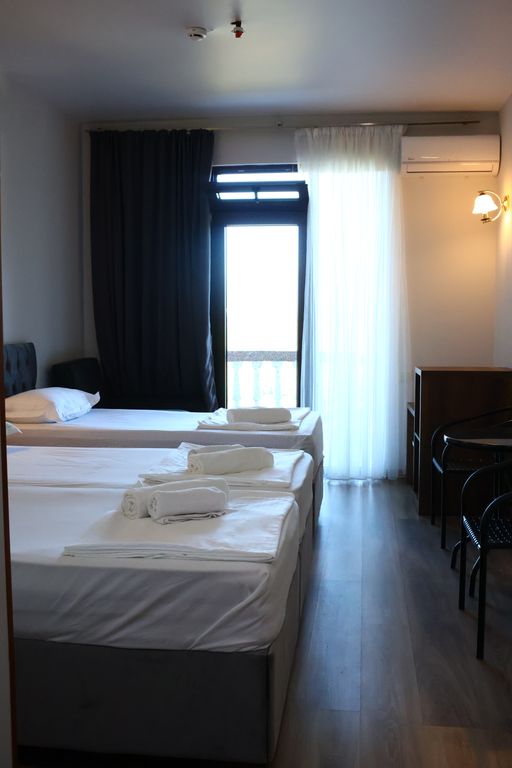 Трёхместный номер улучшенный с видом на горы