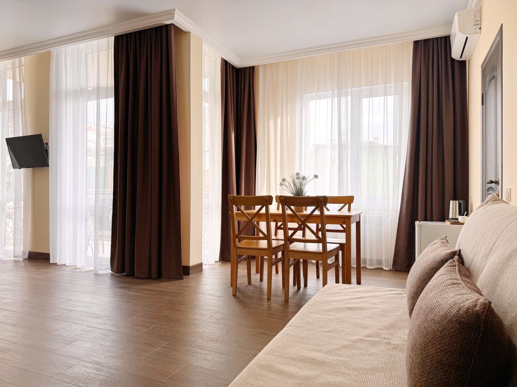 Четырёхместный номер Супериор с балконом