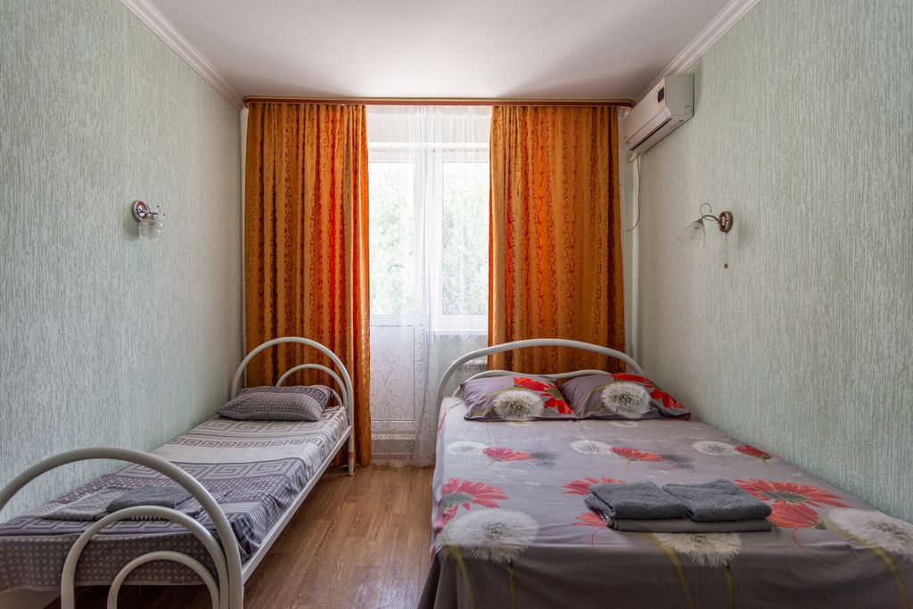 Трёхместный номер Ном 10 стандарт с видом на горы и бассейн, 10