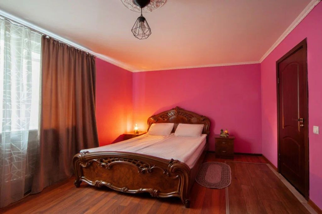 Двухместный номер с 1 кроватью полулюкс с классическим интерьером в ярких тонах