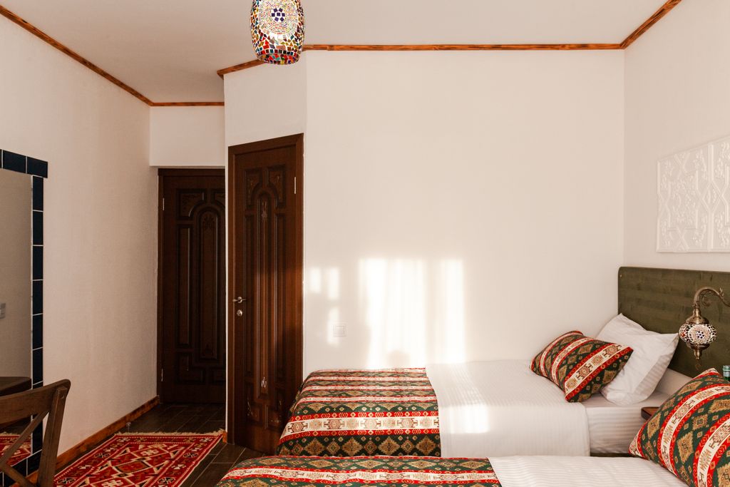 Трёхместный номер с одной двуспальной и одной полутораспальной кроватями