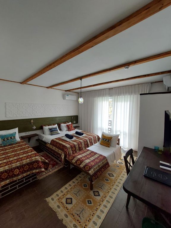 Четырёхместный номер с одной двуспальной, одной полутораспальной и одной односпальной кроватями