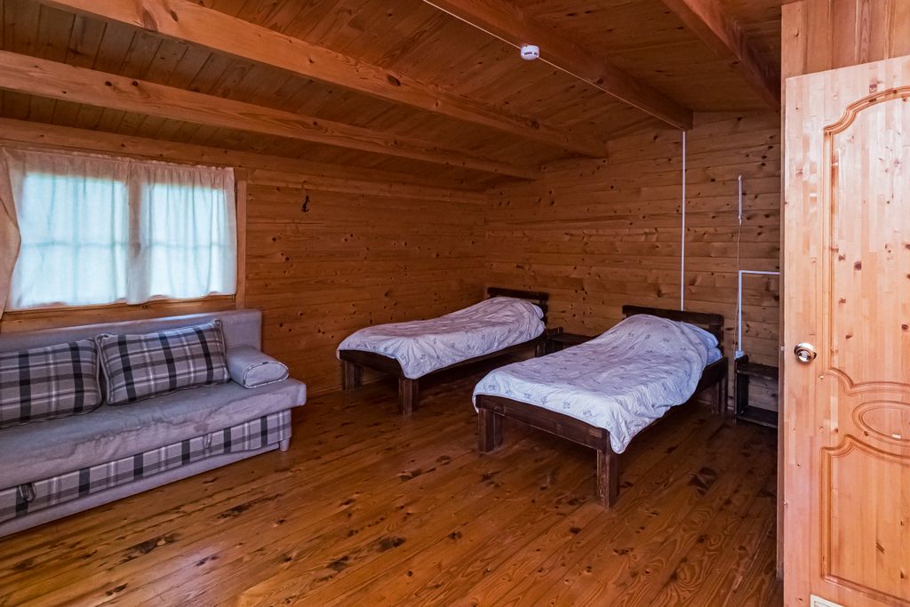 Двухместный номер с 2 отдельными кроватями и диваном, деревянный домик