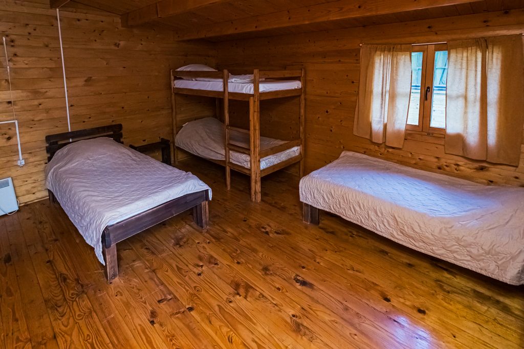 Двухместный номер с 2 отдельными кроватями и двухъярусной кроватью, деревянный домик