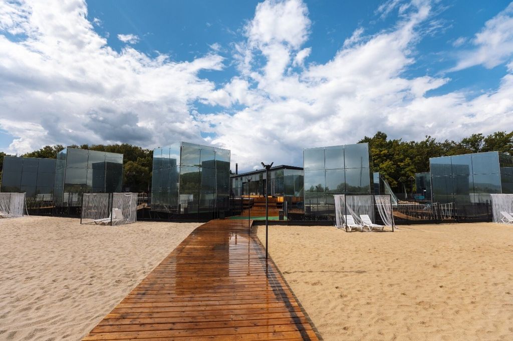 Дом зеркальный на воде