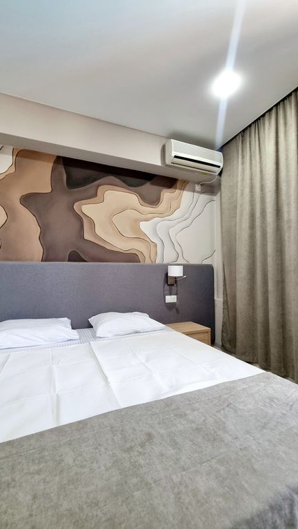 Трёхместный номер однокомнатный полулюкс плюс JuSuit-B Plus с балконом