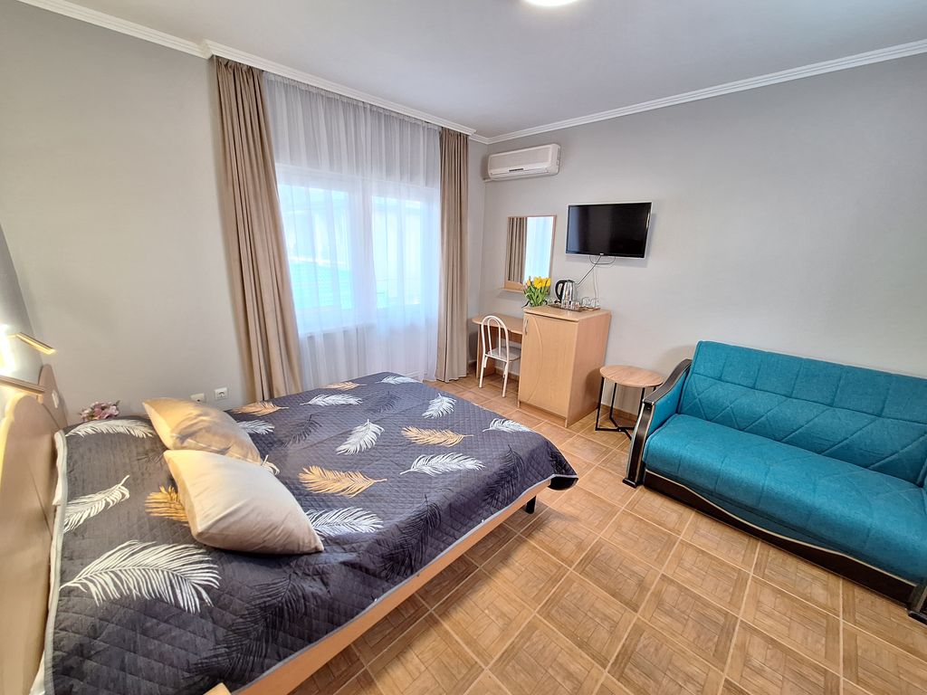 Четырёхместный номер стандарт с видом на город