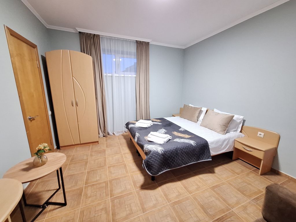 Трёхместный номер стандарт с видом на город