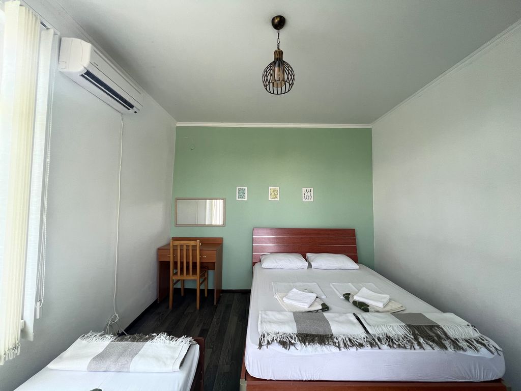 Трёхместный номер стандарт с видом на горы