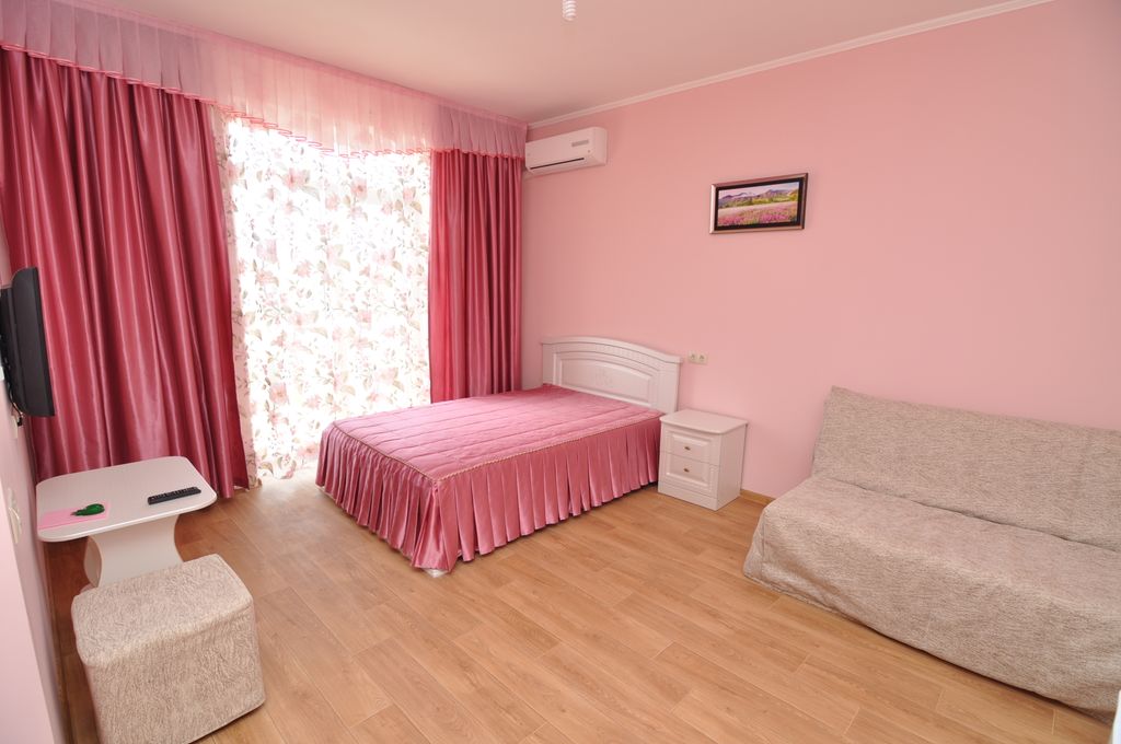 Четырёхместный номер Полулюкс 4-х местный с балконом