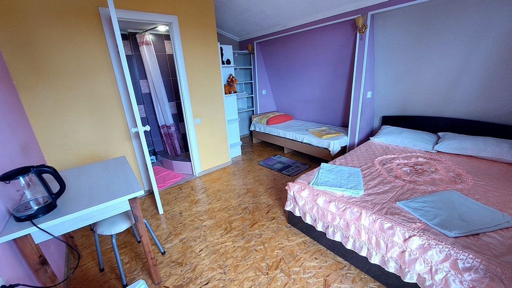 Трёхместный номер фуксия