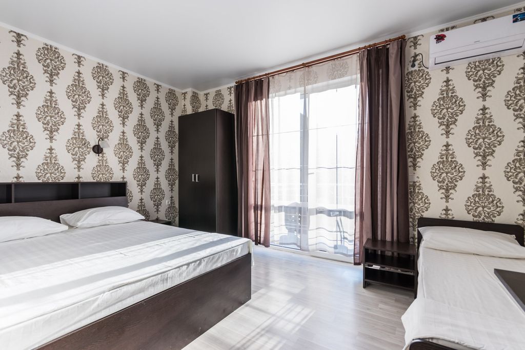 Трёхместный номер комфорт с балконом