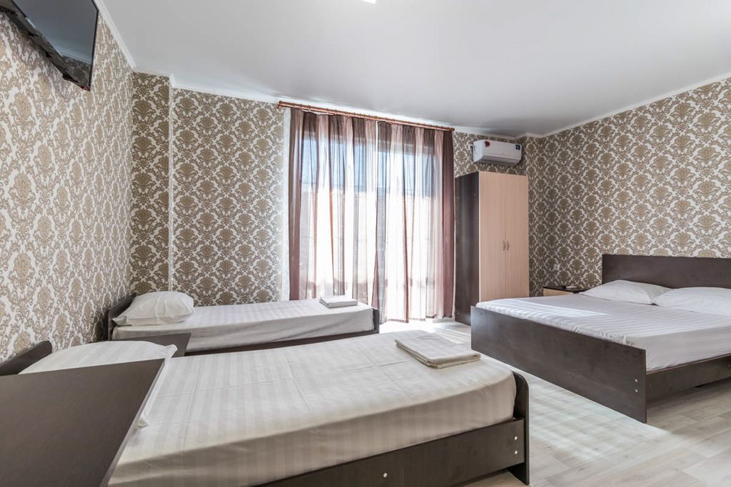 Четырёхместный номер комфорт с балконом