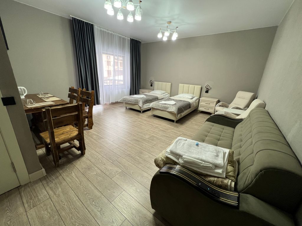 Трёхместный номер люкс с видом на горы